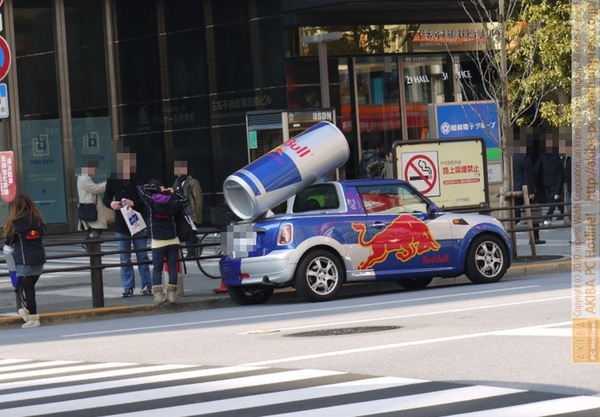 ベルばら前でレッドブルの試飲キャンペーン実施中。