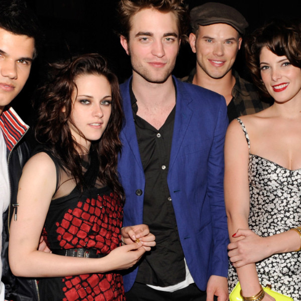 He's got his arm around here, and Ashley's right next to him yet he didn't put his arm around her. Sly Robbie. ;)