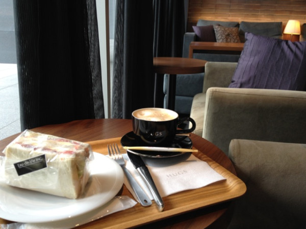 HUGSで、カフェラテとBLTサンド。