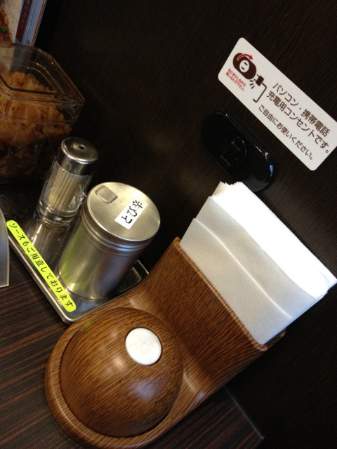 甘口もいいけど、とび辛スパイスをかけてみたり。さいきんのココイチにはパソコン・携帯電話充電用コンセントなんてあるのね。