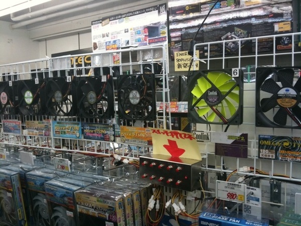 ツクモパソコン本店II 2Fにある冷却ファンの動作デモコーナー。計10種類のファンの動作音が確認出来る。
