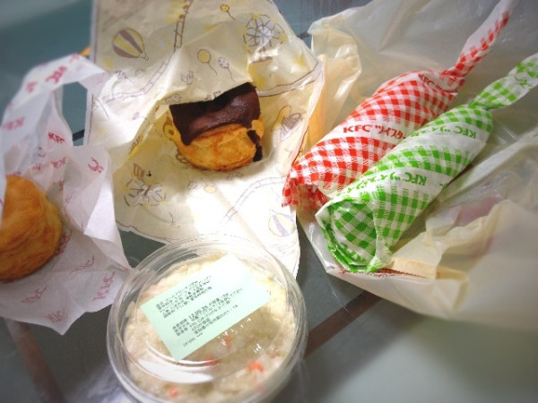 #kodomo が「マキマキ食べたい」と言うので昼はケンタッキーフライドチキンのツイスターとチョコビスケット。