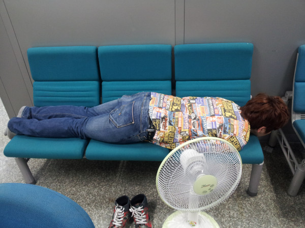 오늘 아침 리허설후 대기실 산들이~ㅋ 헤어랑 메이크업 망가질까봐 저러고 자고 있었어요ㅜㅜ 자는 모습도 오리네ㅋㅋ