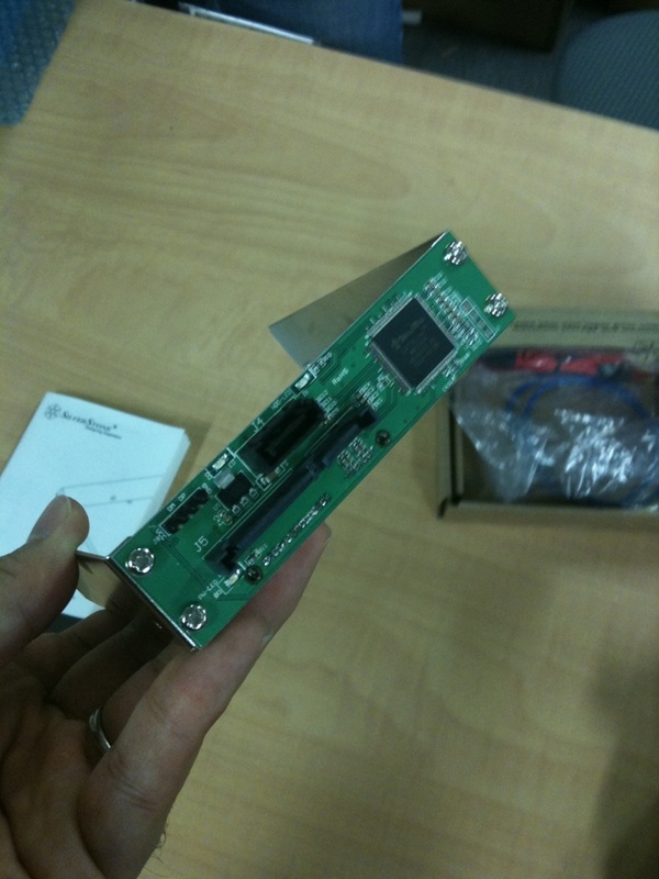 SSDをキャッシュにしてHDDを高速化するアダプタがオリオスペックにサンプル入荷。2月中旬入荷予定。予価5980円。