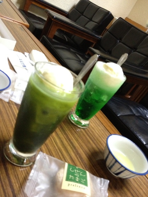 カリモクの椅子とテーブルに、クリームソーダと抹茶フロートと井桁堂しぜんのたまご。