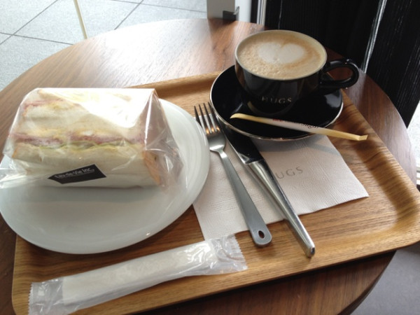 HUGSでカフェラテとBLTサンド。