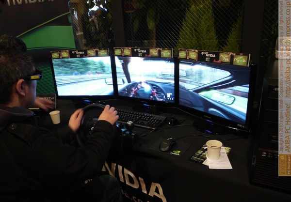 NVIDIAイベント会場の中では3画面のレースゲームを3Dで体験できる。