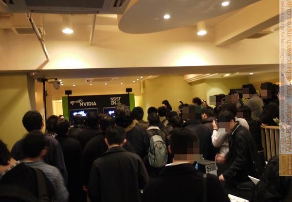 NVIDIA福田氏のプレゼン中。会場内は立ち見多数で人だかりができている。