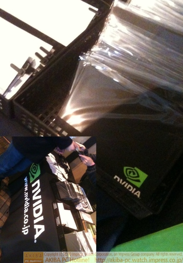 NVIDIA会場ではアンケートに答えるとマウスパッドがもらえる。