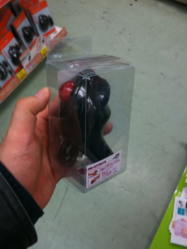 先週発売された手持ちトラックボールになるグリップ型無線マウス、「問い合わせ殺到」だそうで現在売り切れ@クレバリー。再入荷は2月中旬。代わりに有線版が入荷してます。