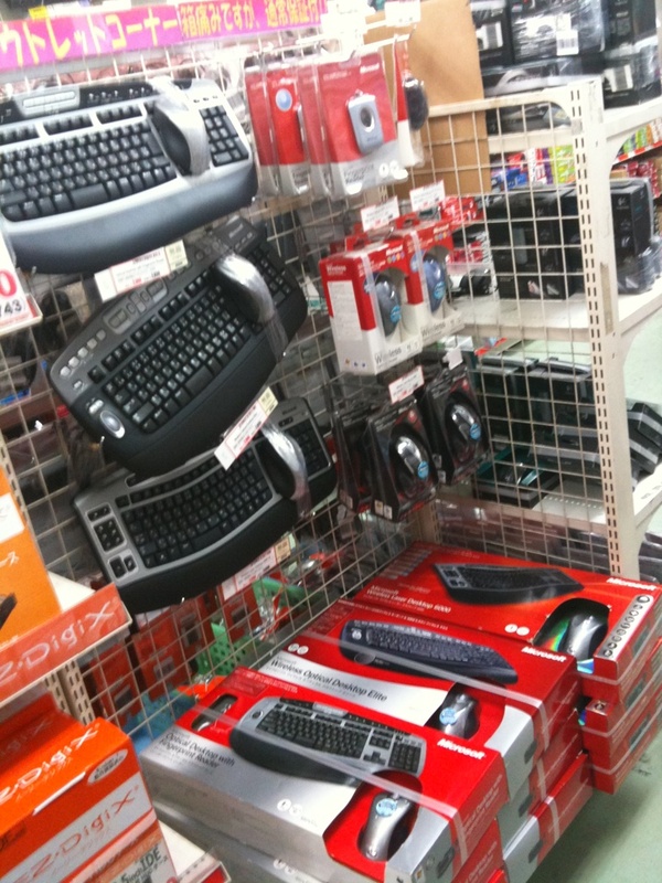 マイクロソフト製キーボードなどの箱痛み品がクレバリー2で販売中。指紋センサー付きで2980円など。
