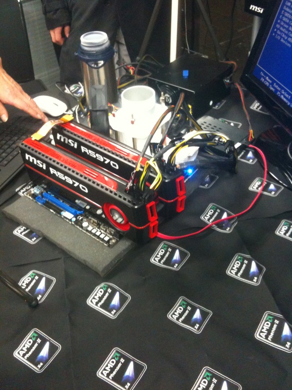 オーバークロックワークスでPhenom 965BEの液体窒素冷却のデモを実施中。6GHzでの負荷テストを実施予定で、現在セッティング中。