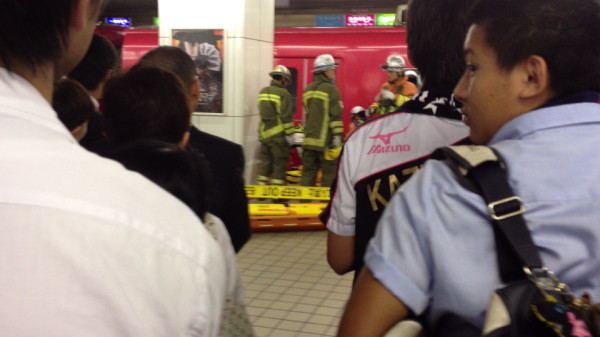 名鉄名古屋駅、岐阜方面行きホームで人身事故発生。現在レスキュー隊が活動中。当面運転は再開しない模様。岐阜方面のみJRにて振替輸送中とのこと。犬山方面は地下鉄鶴舞線で上小田井まで行った方が良いかも。