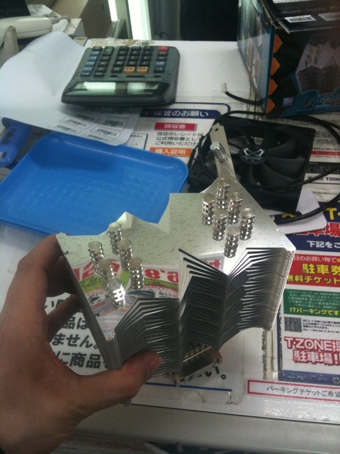 フィンは山切りカットされているので、触るとちょっと痛い・・・。