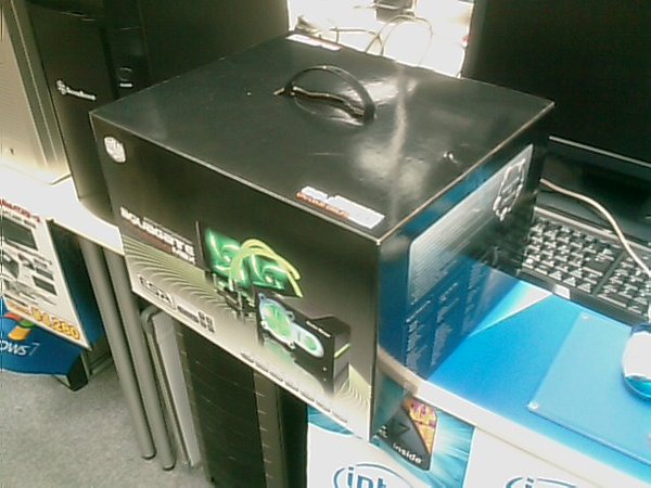 ちょっと季節外れですが、実売13,800円の格安水冷キットが出てました。COOLER MASTER製でLGA1156にも対応。オリオスペックにて。