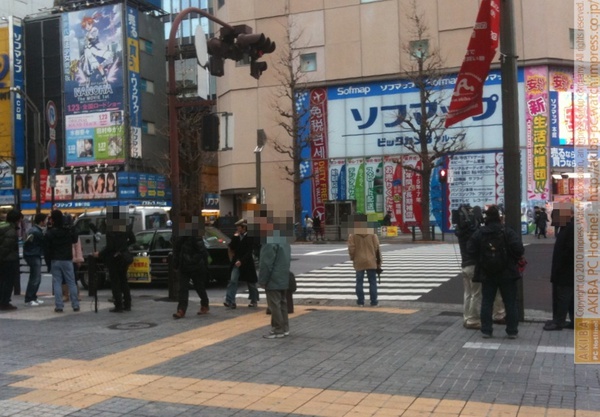 ベルばら前でTVクルーが2組同時に街頭インタビュー集録中。秋葉原無差別殺傷事件公判に関連したもののよう。