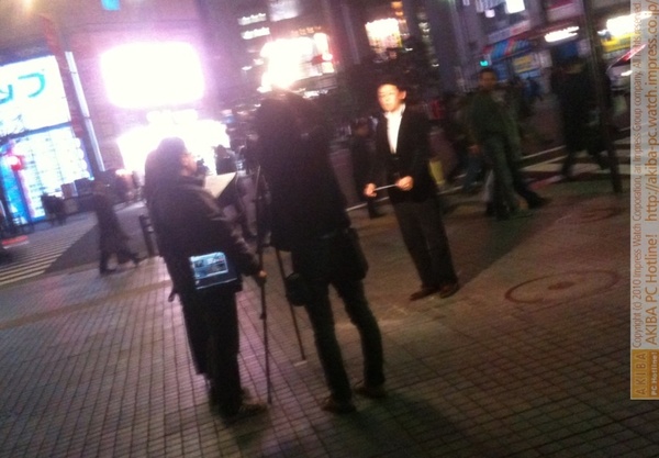 ベルばら前でまたしてもTVクルーが男性キャスターにライトをあてて殺傷事件初公判がらみで撮影中。