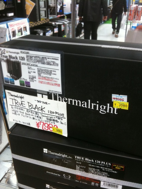 ソフマップリユース総合館で、Thermalrightのサイドフロー型CPUクーラー「TRUE BLACK 120 PLUS」を3980円で特価販売中。処分特価、在庫限り。