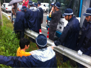 警察官が市民を蹴るのを見た。警察はバリケードを張り、これ以上市民が増えるのを阻止している。そこを通ろうとした男性を取り囲み、彼を蹴った。警察は公務執行妨害を理由に市民を不当逮捕しようとしている。 #TwitPict