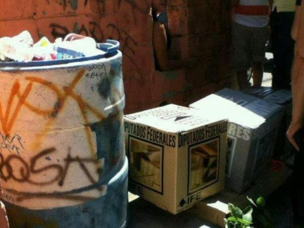 URGE RT!! En TIjuana Fueron encontradas estas urnas tiradas en la basura. #PeñaNietoPresidente #fotoxcasilla 