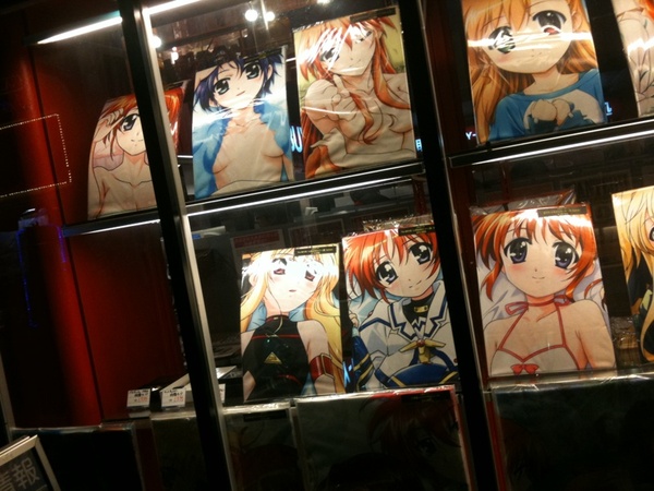 ただいまのまんだらけショウケースはリリカルなのは&Fate/stay night特集。ファンブックやポスター、抱き枕カバーなどが並んでます。