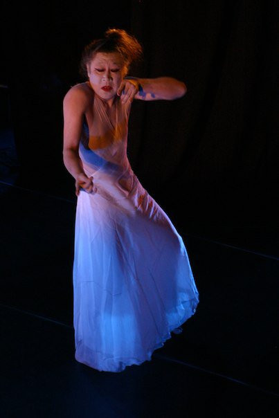 Para consultas sobre clases regulares y seminarios intensivos con Gustavo Collini y sus discípulos; así como la clase magistral y taller intensivo de Tadashi Endo en Argentina, puedes escribirnos a seminarios.butoh@gmail.com

Para contratación de espectáculos, notas de prensa, o ser incluido en nuestra base de datos, por favor escríbenos a prensa.butoh@gmail.com

Te recordamos que se encuentra abierta la convocatoria al Primer Festival Internacional de las Artes y el Butoh "Ancestros-Memoria-Verdad", que tendrá lugar en Argentina entre agosto 2012 y agosto 2013 - "Un año de Butoh Arte por la Paz".
Aquellos interesados en participar deberán solicitar las bases a festival.butoh.unasur@gmail.com

El maestro a cargo de Mundo Butoh es Gustavo Collini-Sartor, pionero del Butoh en Argentina. Desde mediados de los años 80 se formó en Japón con los maestro creadores del genero Yoshito Ohno, Kazuo Ohno y Akira Kasai, por más de diez años. Fue elegido para dar talleres de Butoh en Tokio en el centro de Butoh “Asbestos Kan”; también estudio en el Teatro Laboratorio de Jerzy Grotowski en Pontedera (Italia). Actualmente es Director, actor, bailarín y docente, su carrera se ha expandido durante veinte años en tres continentes: América, Asia y Europa.

Saludos cordiales,