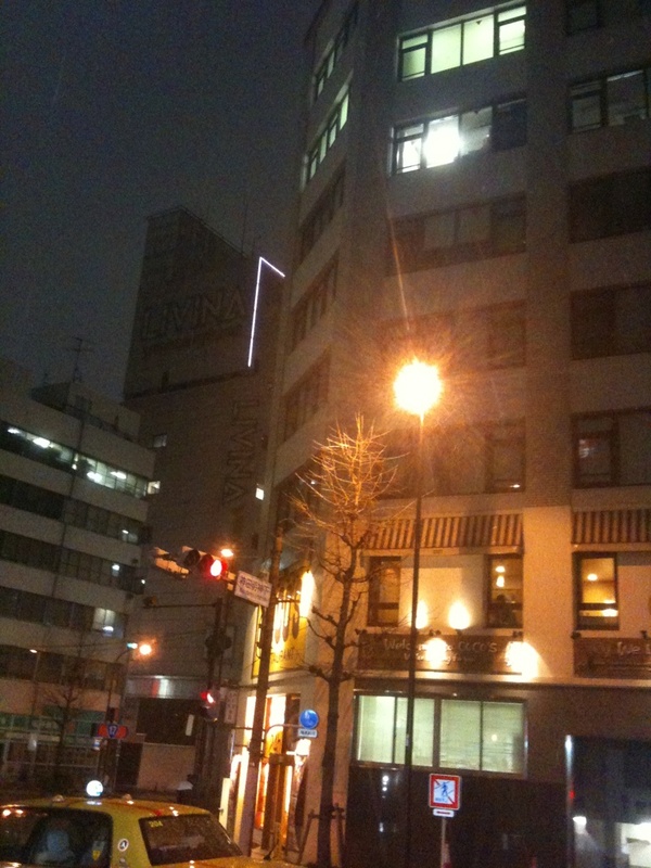 秋葉原は雪が降ってきました。外はかなり寒いです。(編集K
