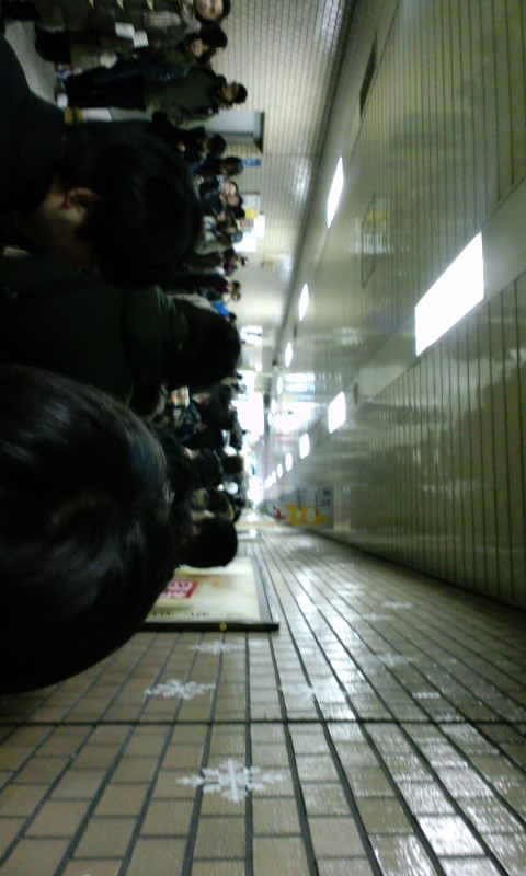 並んでおりまーす＾＾＾＾＾＾地下鉄構内を一周しそうな勢いだよ！＾＾