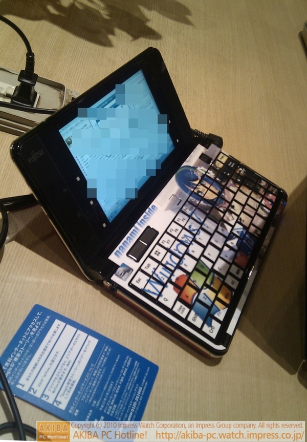 リナカフェで @akiba_ten_M 氏が窓辺ななみ新壁紙をベースにキーボードを痛化したLOOX Uを披露中。
