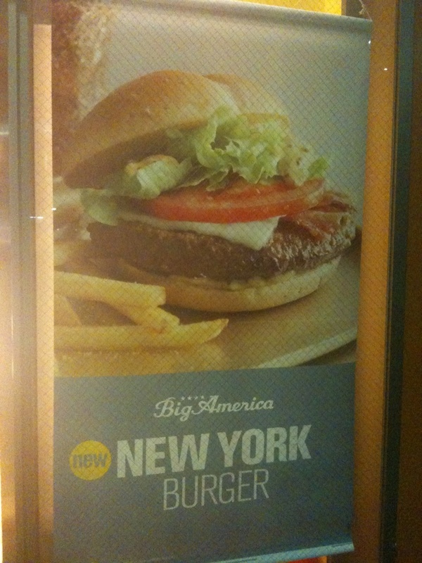 テキサスバーガーは秋葉原のマクドナルド各店でも極端な品薄となっていましたが、ニューヨークバーガーは深夜でも品切れにならず、ゆとりを持って購入できるようです。(編集K