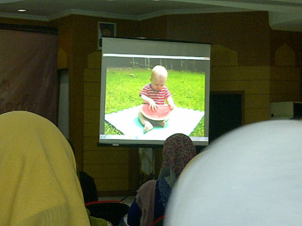 Mengenal&amp;aktif dlm kegiatan makan itu menyenangkan buat anak. Pic: video anak makan semangka sendiri :D #GSGP