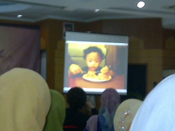 Pic: video anak 15bln makan spageti sendiri, sdh bs megang sendok garpu dgn baik. *lapeeeerrr* #GSGP 