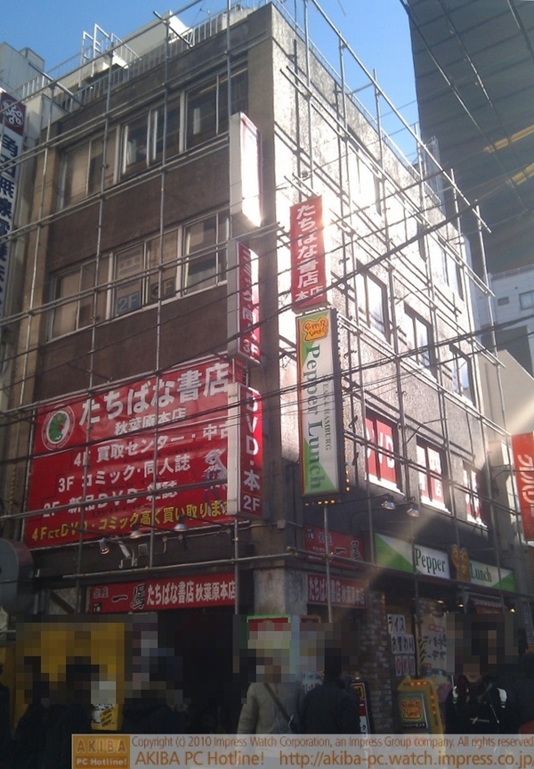 ペッパーランチやたちばな書店の入っている松井ビルに工事用の足組みがされている。外装のみ変更か？