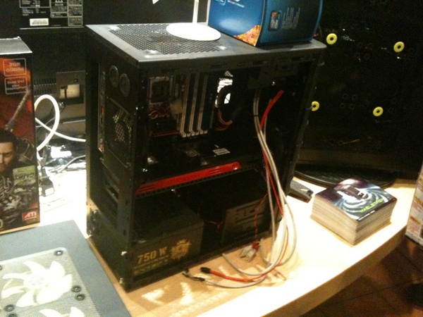 珍しいmicroATXのゲーミングケースがThecus/InWinイベントで展示中。装着されたRadeon HD 5970がケース内の区切り板状態になっていて、この状態でも上下別々に風が流れる設計だとか。