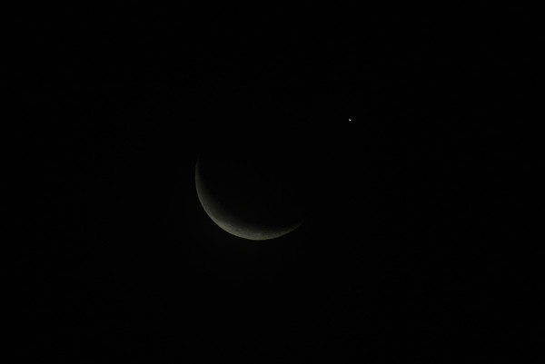 月と金星のランデブー、金星食は曇ってダメでしたが、これはこれでとてもきれい。目でもよく見えました