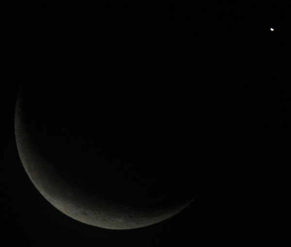 最初にアップした月と金星を、等倍切り出しした画像です。フルサイズで見ると、金星が半月状に欠けているのが分かります。（露出過多ですが）
