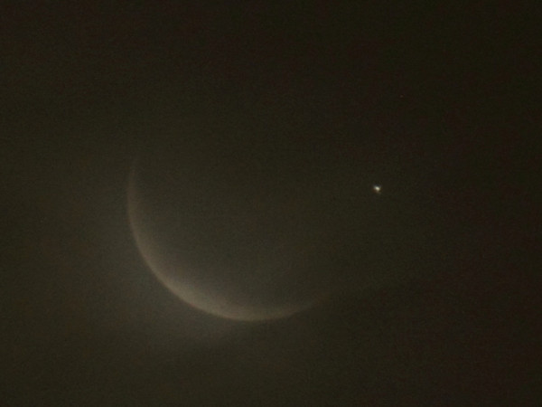 出現直後の金星と月。雲が薄った一瞬、なんとか撮影でた絵をトリミング。 #Venus #Moon