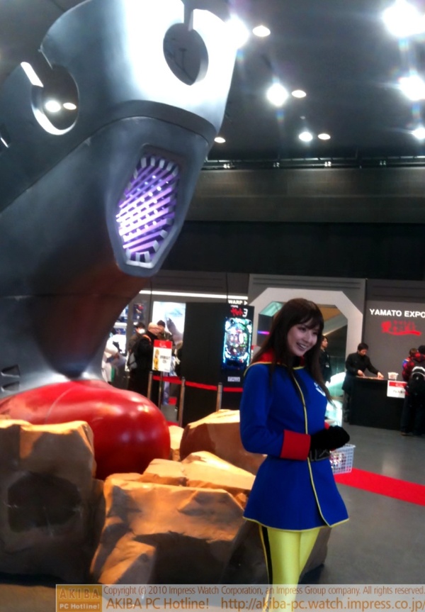 森雪コスプレ女性大人気。ヤマト模型の前で写真撮らせたり、隣に並んで記念撮影などかなりフリーな状態。チョコも配っている。