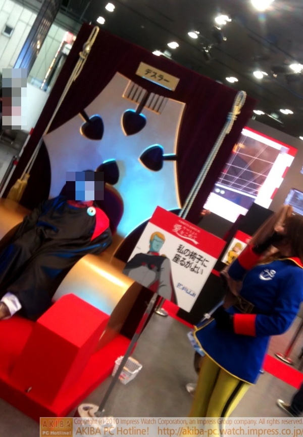 デスラー総統のマントを森雪コスプレ女性に着せられて座る専用椅子も用意されている。