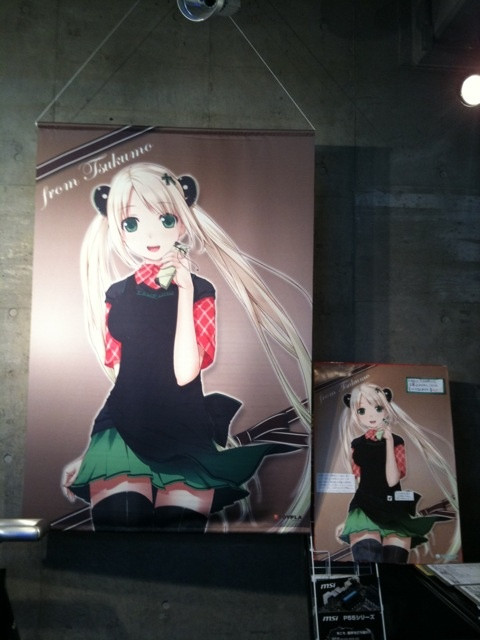 巨大つくもたんタペストリーがTSUKUMO ex.にあった。隣は現在配布中のポスター。かなりデカい。非売品。