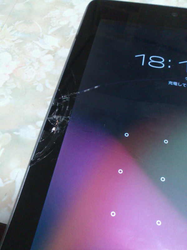 充電中のコードを引っ掛けて落としたら画面が割れてしまいました #nexus7 (;_;) 