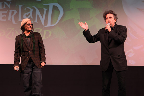 Johnny Depp e Tim Burton no The El Capitan durante apresentação de material exclusivo de Alice no País das Maravilhas (19.02.10)