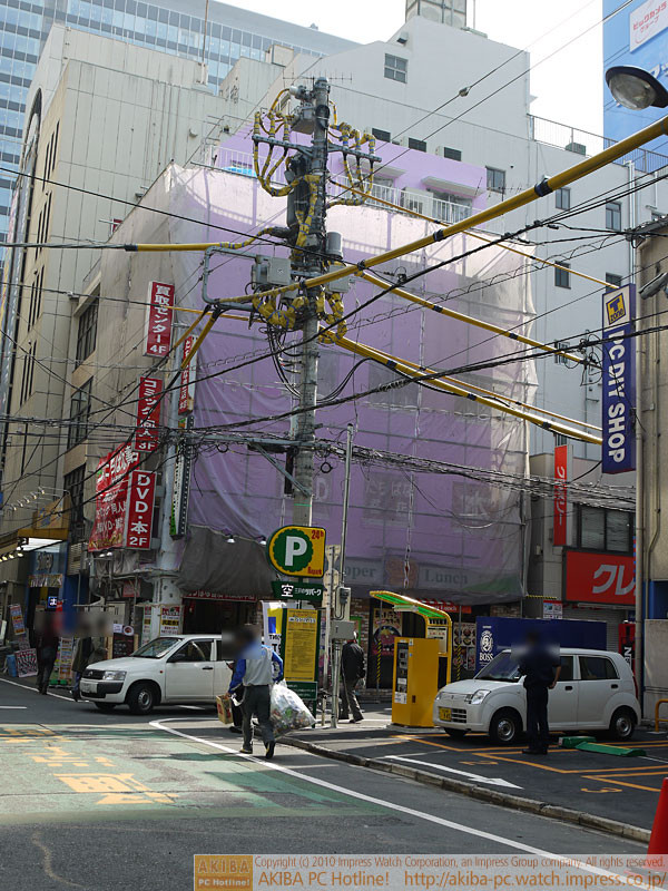 たちばな書店やペッパーランチの入っている松井ビルの外装工事が進み、全体が紫色の塗装になっている。