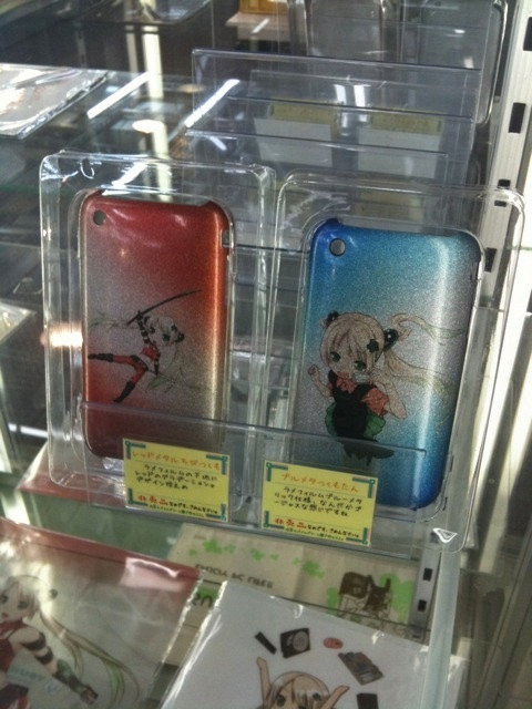 つくもたんイラスト入りのiPhone用ケースがTSUKUMO ex.で展示中。非売品だが、「ヤマダの池袋モバイルドリーム館で作れる」「費用はケース代込みで5〜6000円くらい」（同店）とのこと。