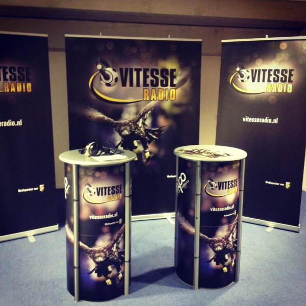 Prachtige nieuwe mobiele inrichting studio #vitesseradio voor uitzendingen in het Gelredome. Dank aan @infobius en @EDSnl 