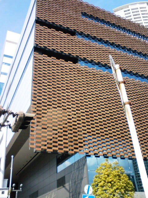 今日国立国際美術館へ移動途中、隈研吾氏が創造した朝日放送社屋に出会う。韓国の友人も隈氏はよく知ってるようで、この「デジタル時代のソフト創造工場」を撮りまくっていた。