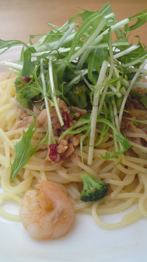 お昼。ツナとエビと水菜の和風ペペロンチーノ。さっき唐辛子を思い切り噛んでしまった。