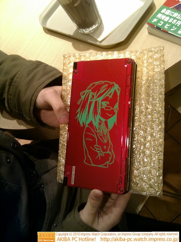 窓辺ななみ痛デコノートPC( @akiba_ten_M 制作)がまた進化。裏面がAMDファンキャラクターIkina( @amd_ikina )のシールになっている。シールは @tochininami 作。