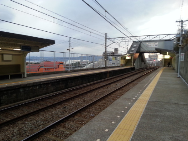 一見、片側が崖の橋上駅舎ですが…＠山陽電鉄東垂水駅