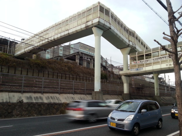 がんばって地上まで降りたよ山陽電鉄東垂水駅！ つまりここが1階、JR山陽緩行線が2階、急行線が3階、山陽電鉄が4階、で山陽電鉄駅舎が5階ってことだ！！(・o・)